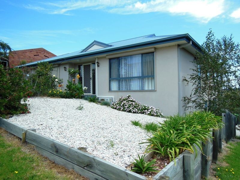 27 Abalone Avenue, Lakes Entrance VIC 3909