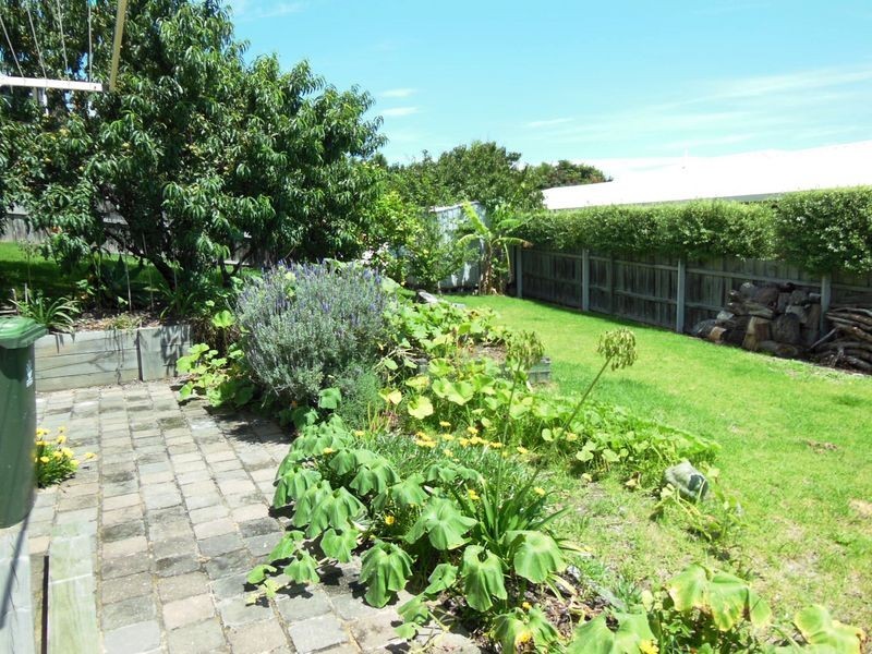 27 Abalone Avenue, Lakes Entrance VIC 3909