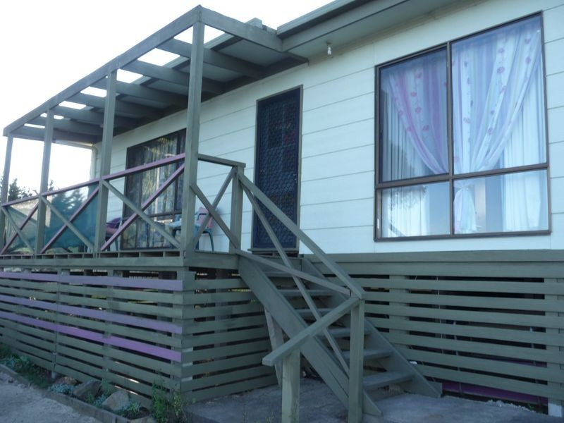 4 Albatross Road, Lakes Entrance VIC 3909