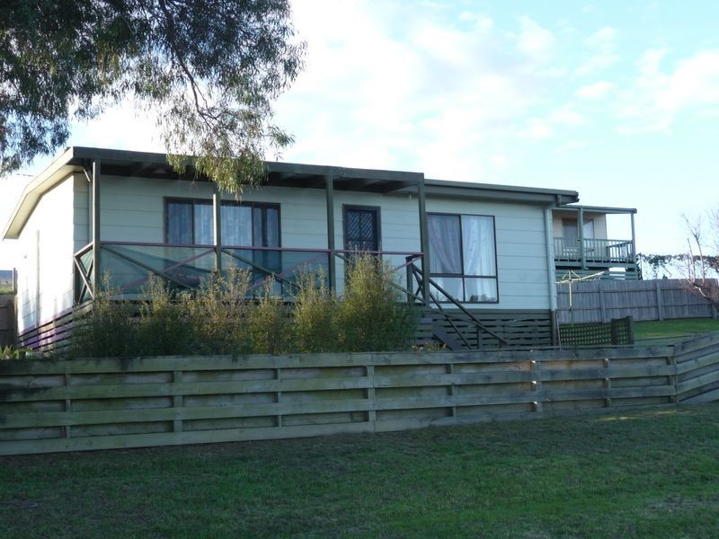 4 Albatross Road, Lakes Entrance VIC 3909