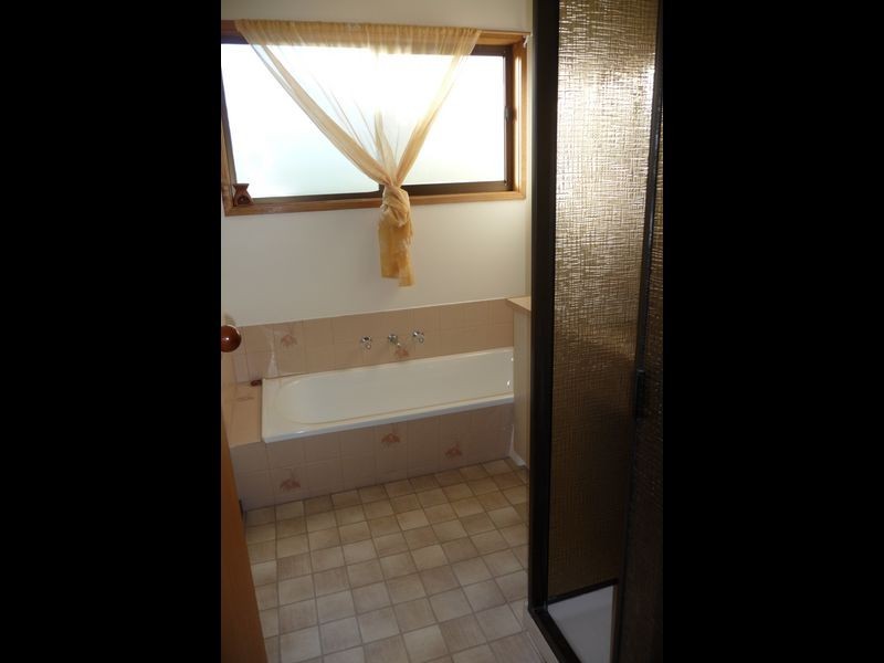 4 Albatross Road, Lakes Entrance VIC 3909