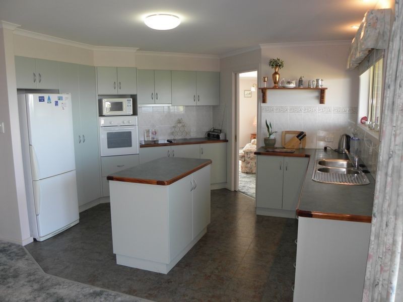 10 Periwinkle Drive, Lakes Entrance VIC 3909