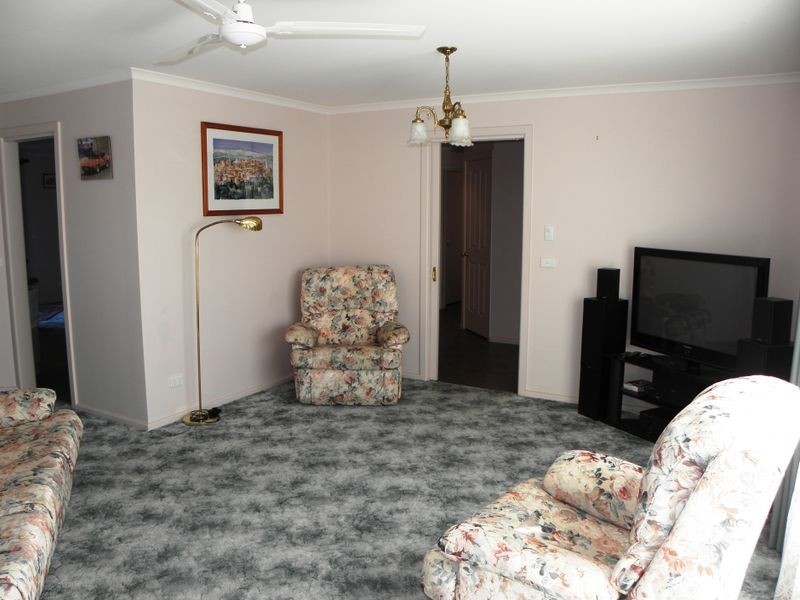 10 Periwinkle Drive, Lakes Entrance VIC 3909