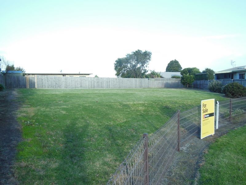 17 Uplands Avenue, Lakes Entrance VIC 3909