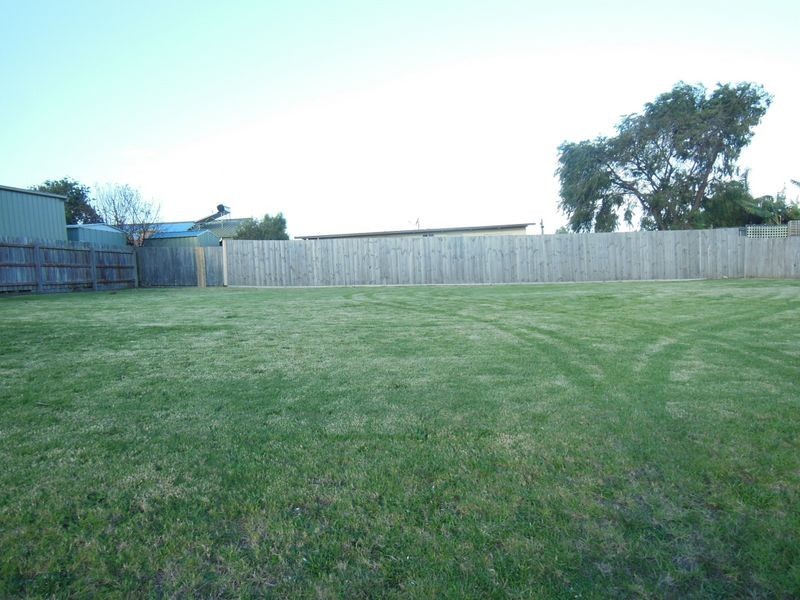 17 Uplands Avenue, Lakes Entrance VIC 3909