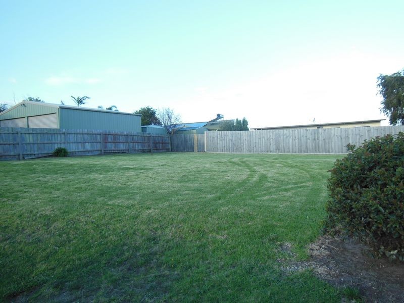 17 Uplands Avenue, Lakes Entrance VIC 3909