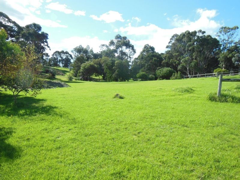 26 Lindamay Court, Lakes Entrance VIC 3909