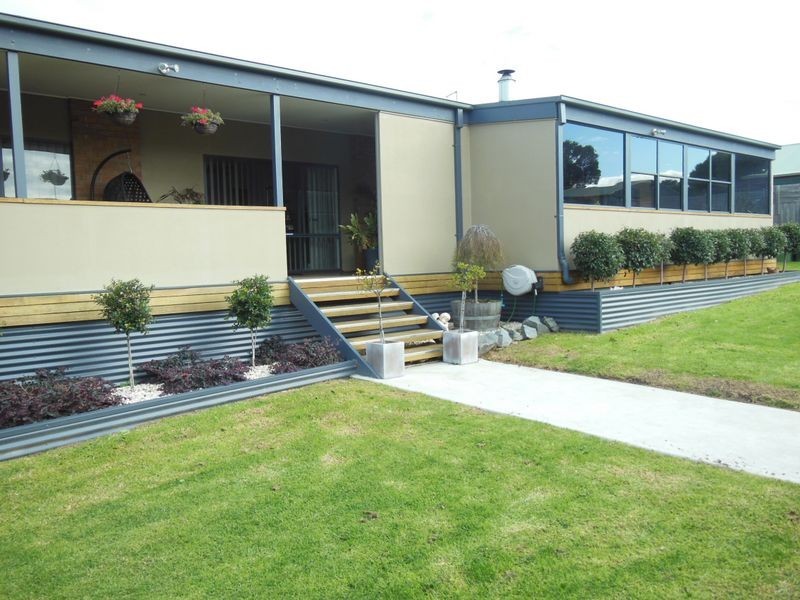18-20 Ozone Crescent, Lakes Entrance VIC 3909