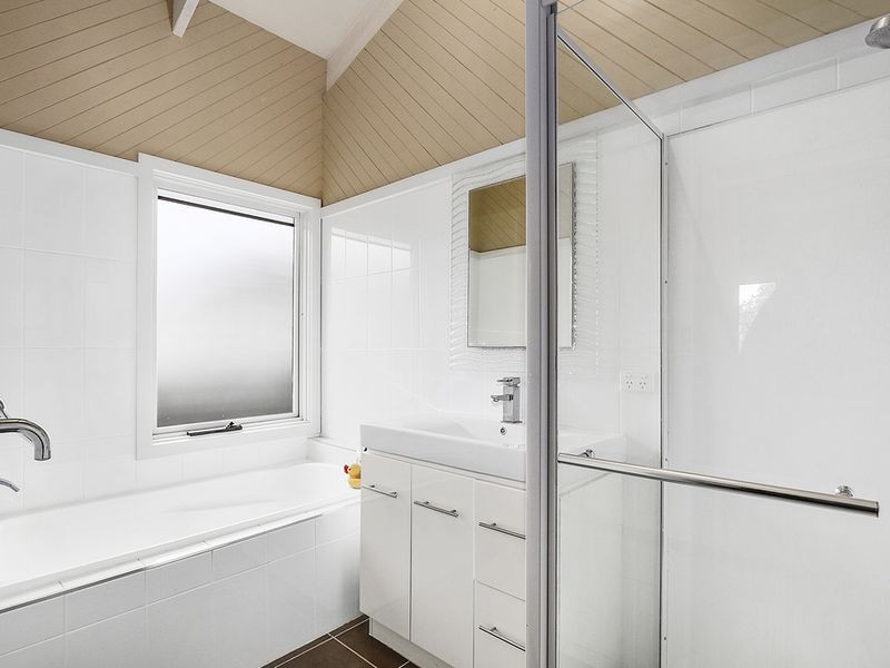 16 Mourilyan Street, Lakes Entrance VIC 3909