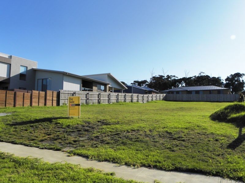 8 Lawson Drive, Lakes Entrance VIC 3909