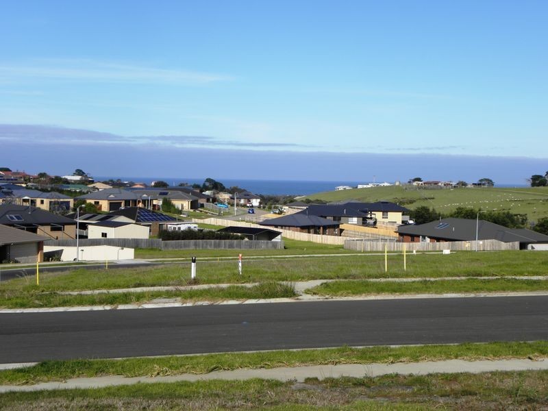 8 Lawson Drive, Lakes Entrance VIC 3909
