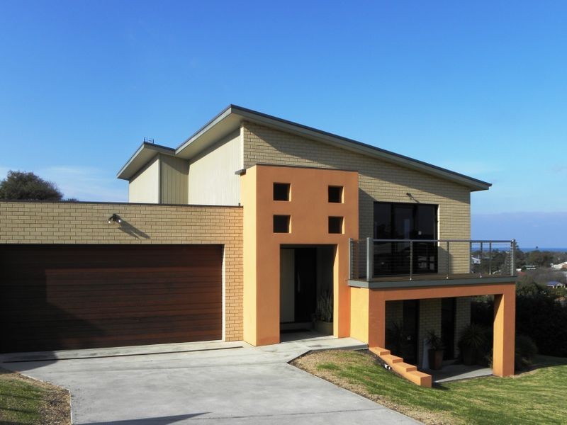 4 Hillcrest Rise, Lakes Entrance VIC 3909