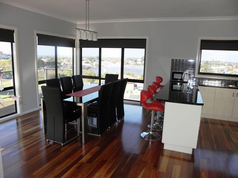 4 Hillcrest Rise, Lakes Entrance VIC 3909