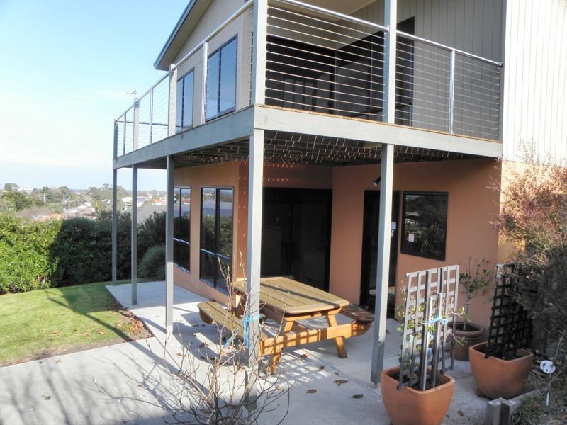 4 Hillcrest Rise, Lakes Entrance VIC 3909