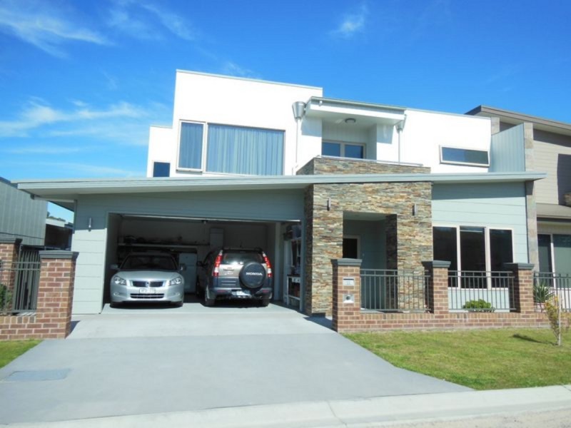 11 Penang Boardwalk, Lakes Entrance VIC 3909
