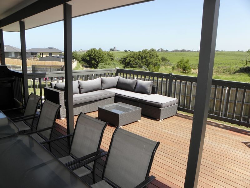 8 Luke Court, Lakes Entrance VIC 3909