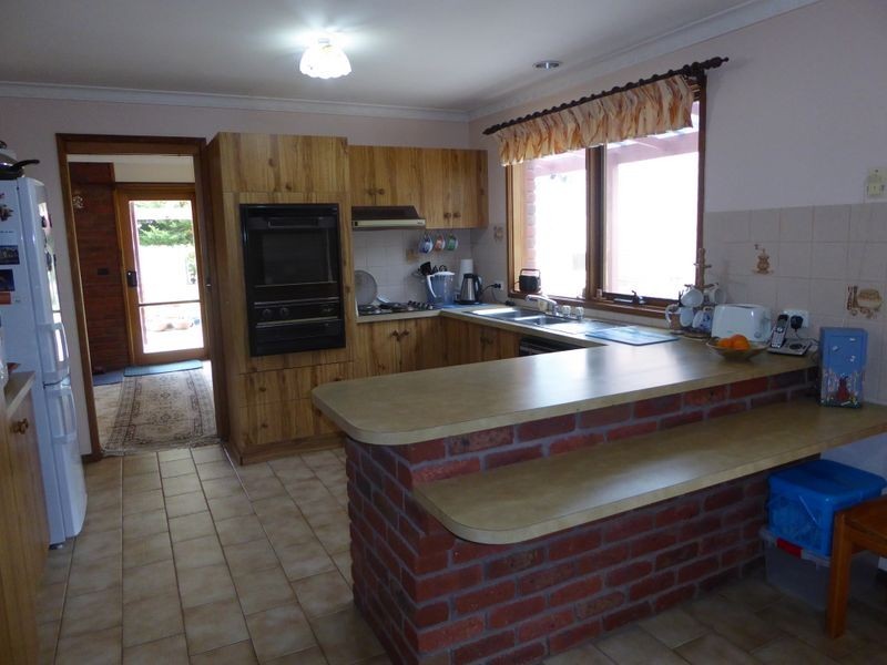 6 Reeves Street, Kalimna VIC 3909