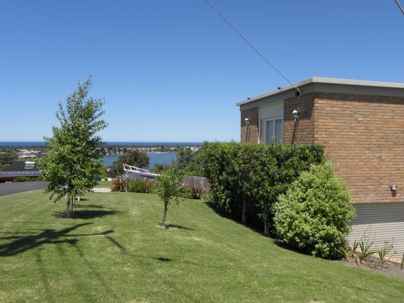 2 Bass Close, Lakes Entrance VIC 3909