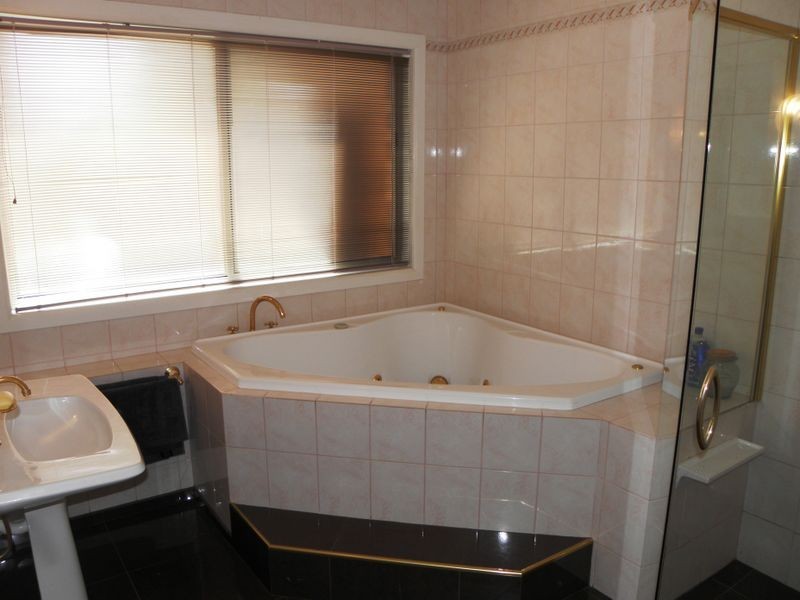 2 Bass Close, Lakes Entrance VIC 3909
