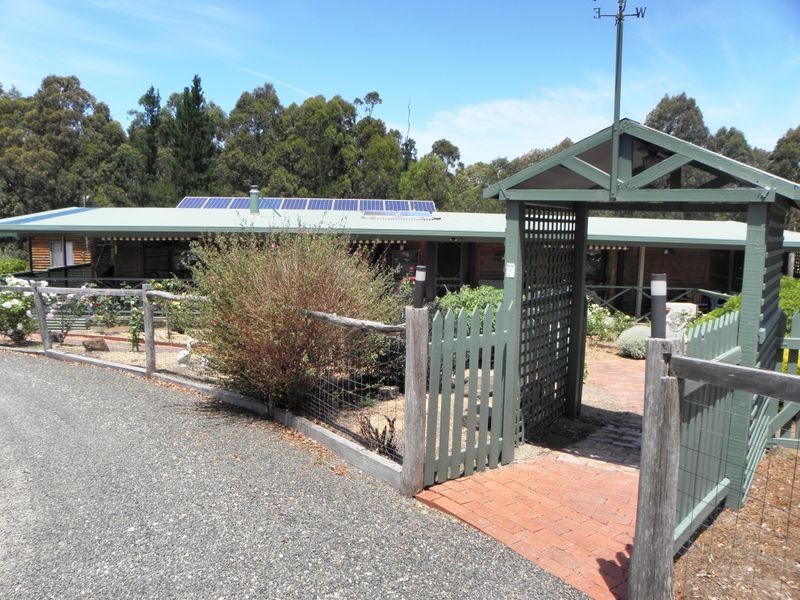 25 Mitchelson Court, Lakes Entrance VIC 3909