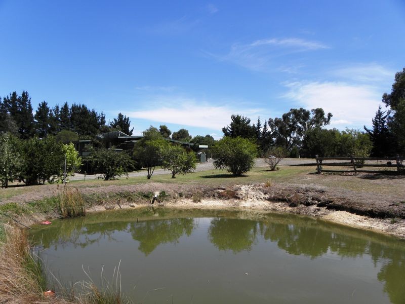 25 Mitchelson Court, Lakes Entrance VIC 3909