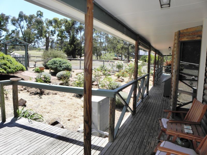 25 Mitchelson Court, Lakes Entrance VIC 3909