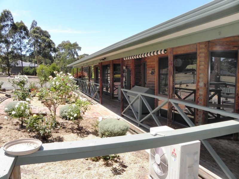 25 Mitchelson Court, Lakes Entrance VIC 3909
