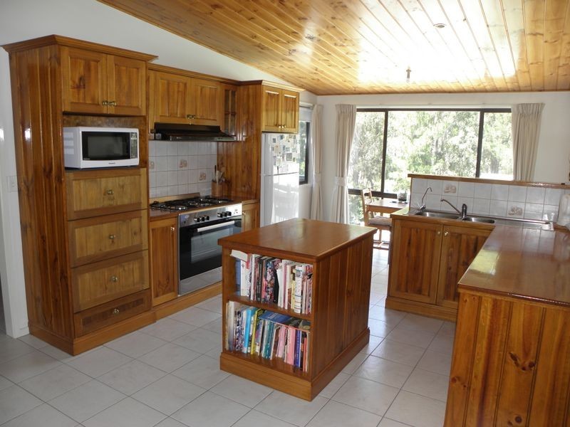 25 Mitchelson Court, Lakes Entrance VIC 3909