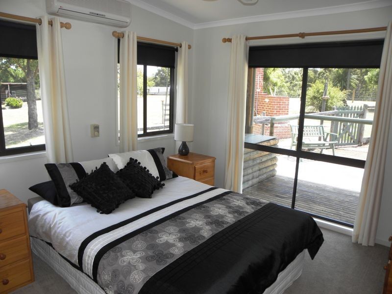 25 Mitchelson Court, Lakes Entrance VIC 3909