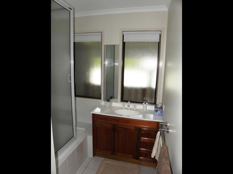 25 Mitchelson Court, Lakes Entrance VIC 3909