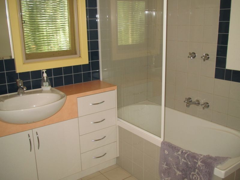 2 Laurence Street, Lakes Entrance VIC 3909