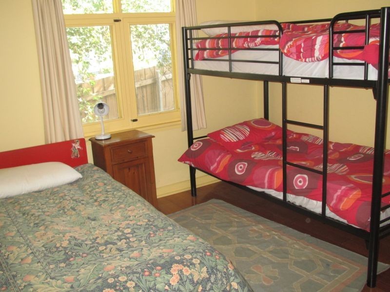 2 Laurence Street, Lakes Entrance VIC 3909