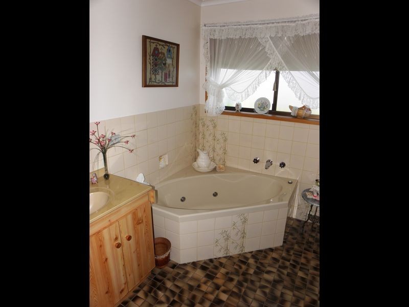 4 Lakeview Drive, Lakes Entrance VIC 3909