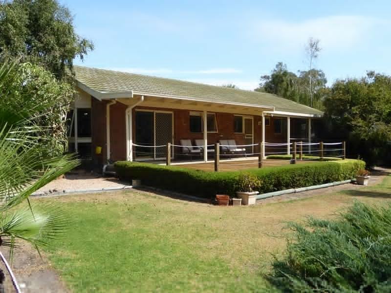 61 Point Road, Lakes Entrance VIC 3909