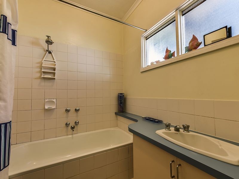 28 West Crescent, Lakes Entrance VIC 3909