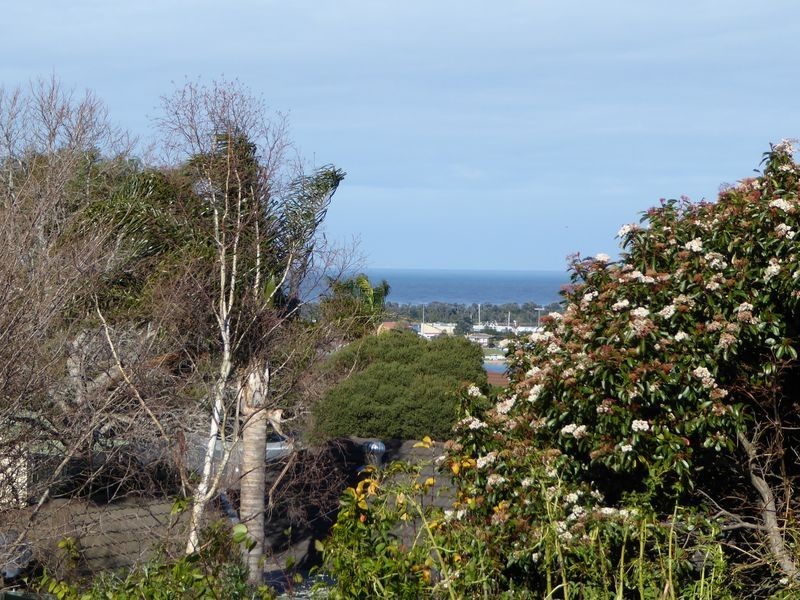 67 Capes Road, Lakes Entrance VIC 3909