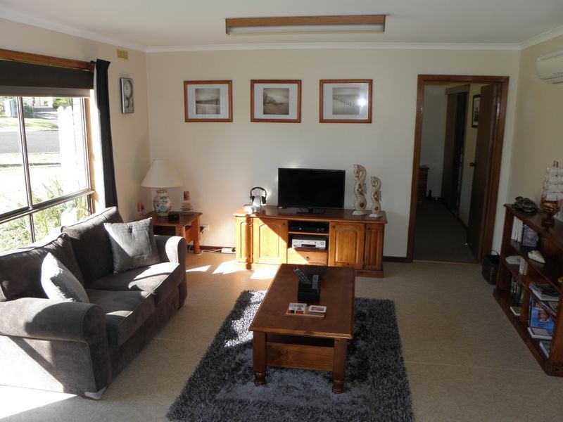 2 New Street, Lakes Entrance VIC 3909