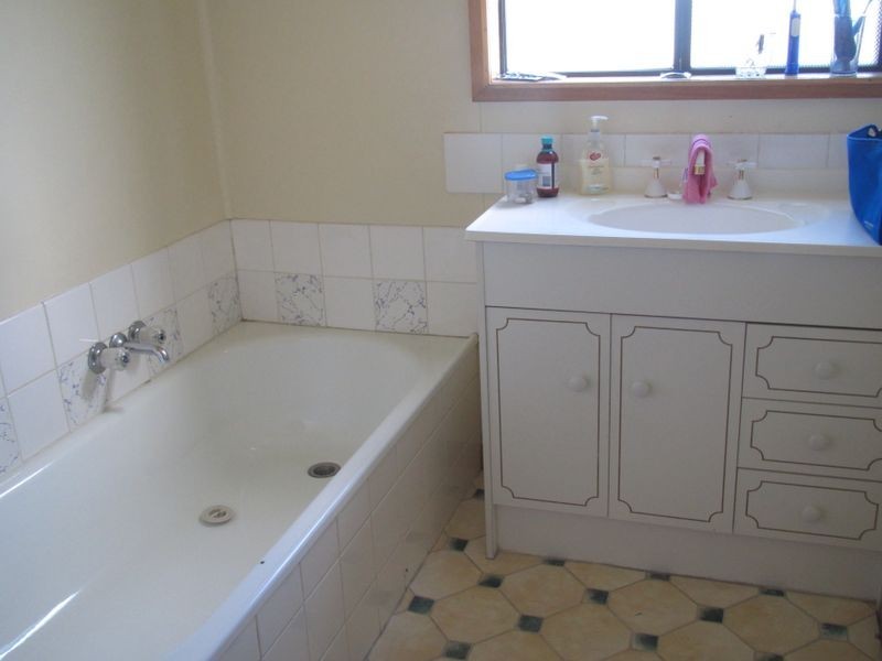 58 Hazel Road, Lakes Entrance VIC 3909