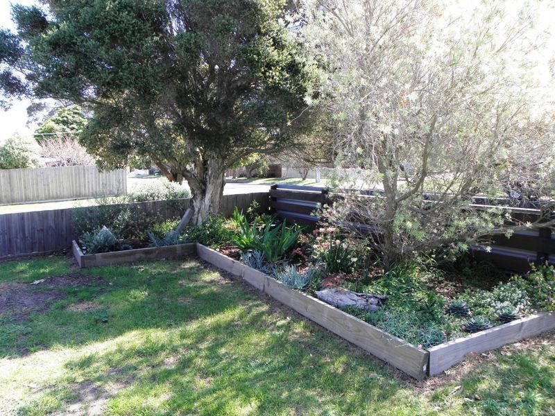 75 Capes Road, Lakes Entrance VIC 3909
