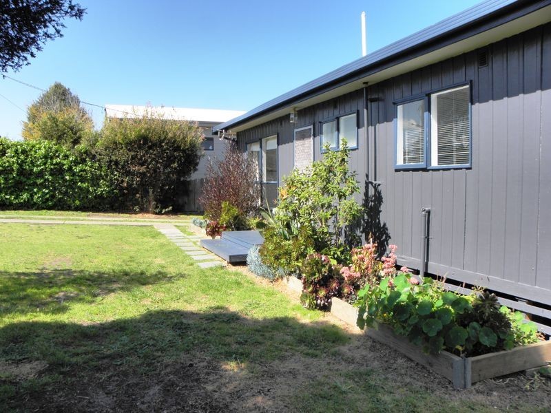 75 Capes Road, Lakes Entrance VIC 3909