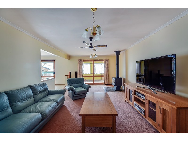 16 Reeves Street, Kalimna VIC 3909