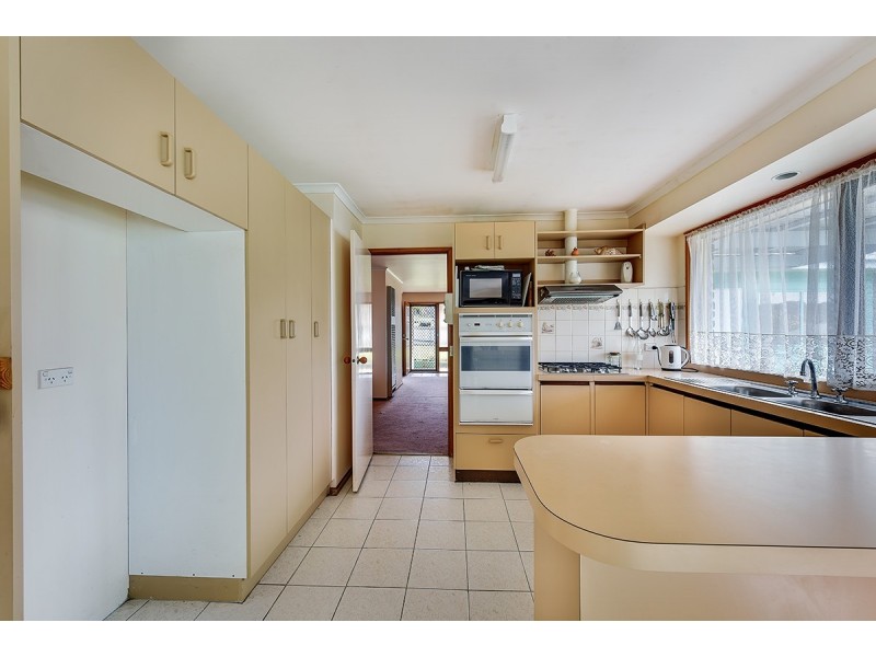 16 Reeves Street, Kalimna VIC 3909