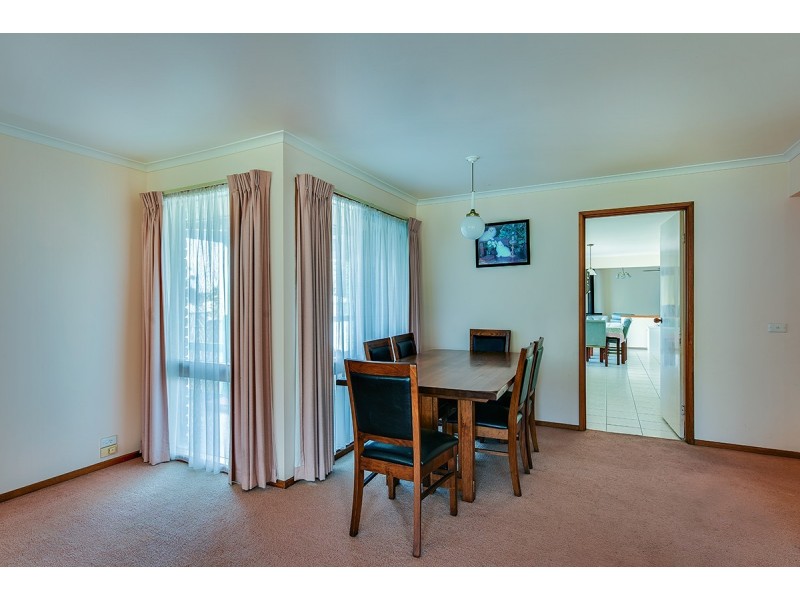 16 Reeves Street, Kalimna VIC 3909