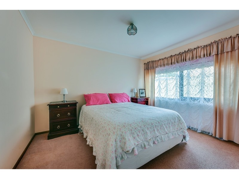 16 Reeves Street, Kalimna VIC 3909