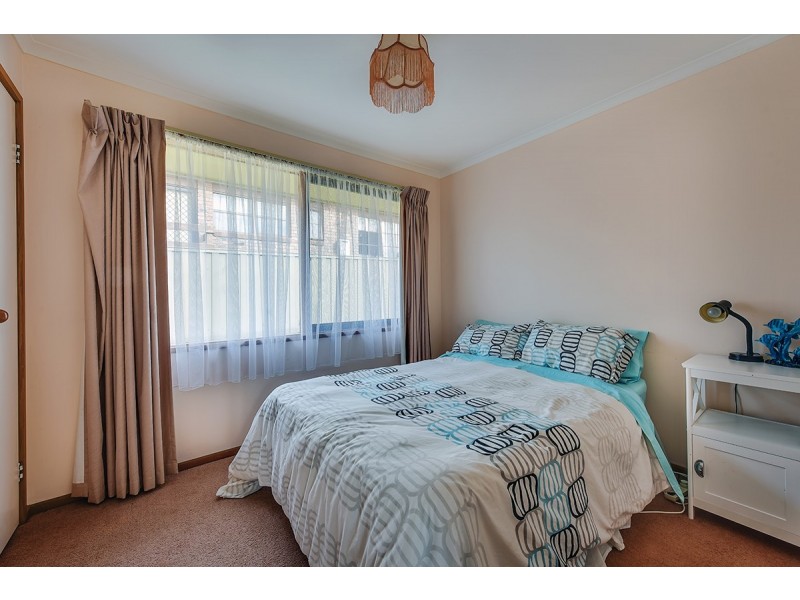 16 Reeves Street, Kalimna VIC 3909
