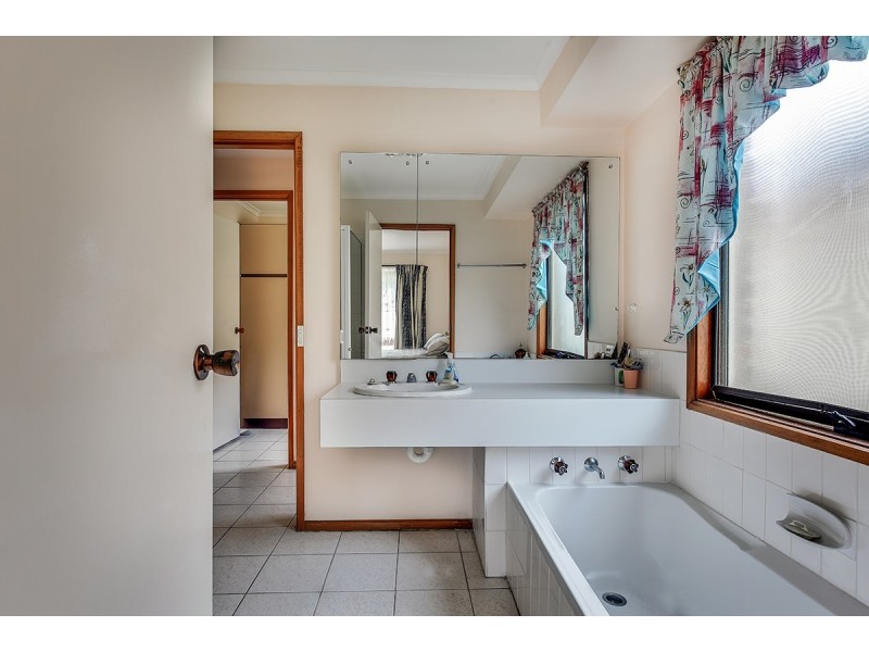 16 Reeves Street, Kalimna VIC 3909