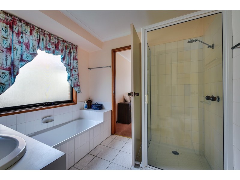 16 Reeves Street, Kalimna VIC 3909