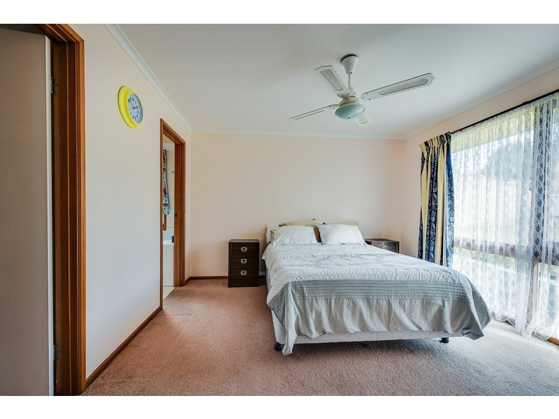 16 Reeves Street, Kalimna VIC 3909