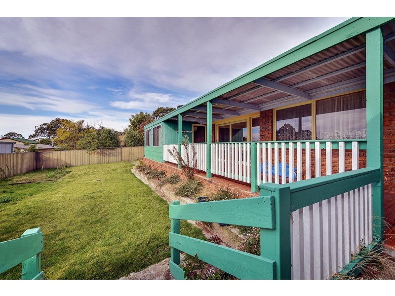 16 Reeves Street, Kalimna VIC 3909