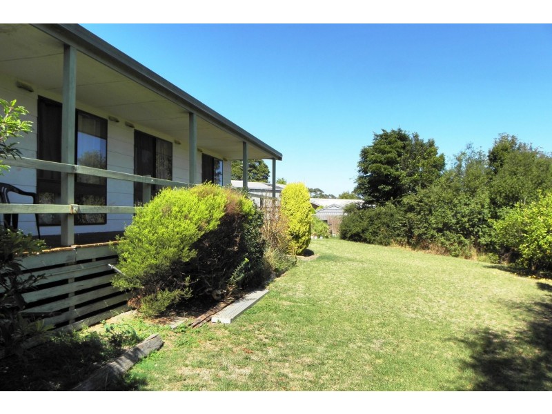 19 Uplands Avenue, Lakes Entrance VIC 3909